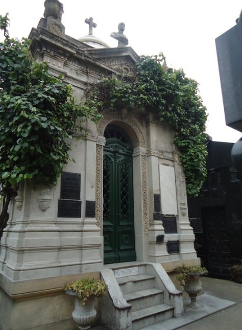 284672_596499478517_6461695_n